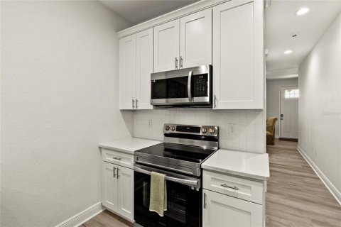 House in Tampa, Florida 3 bedrooms, 133.78 sq.m. № 2203526 - photo 17