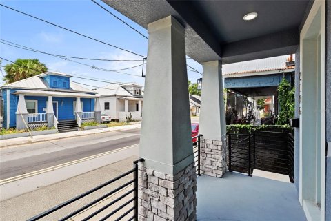 House in Tampa, Florida 3 bedrooms, 133.78 sq.m. № 2203526 - photo 8