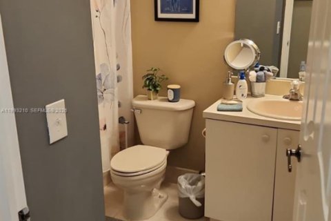 Touwnhouse à vendre à Miami, Floride: 3 chambres, 144.83 m2 № 2055529 - photo 14