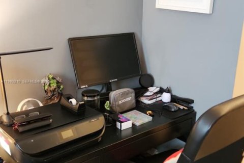 Touwnhouse à vendre à Miami, Floride: 3 chambres, 144.83 m2 № 2055529 - photo 19