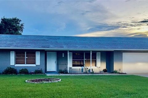 House in Haines City, Florida 2 bedrooms, 141.58 sq.m. № 1918732 - photo 1