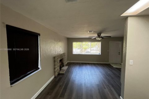 Снять в аренду виллу или дом в Уэст-Палм-Бич, Флорида 3 спальни, 111.48м2, № 2035906 - фото 2