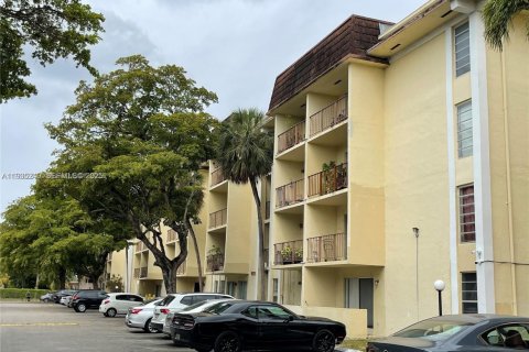 Condominio en North Miami, Florida, 1 dormitorio  № 2035872