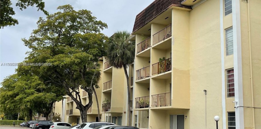 Condominio en North Miami, Florida, 1 dormitorio  № 2035872