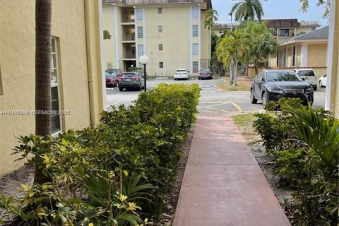Condominio en venta en North Miami, Florida, 1 dormitorio, 75.81 m2 № 2035872 - foto 14