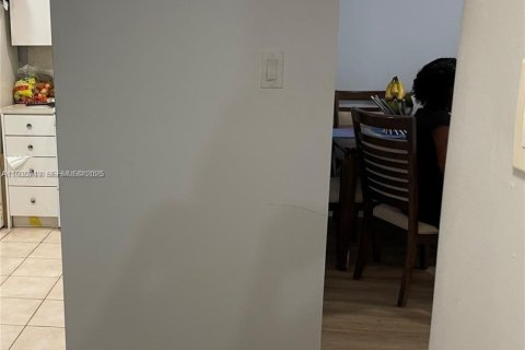 Condominio en venta en North Miami, Florida, 1 dormitorio, 75.81 m2 № 2035872 - foto 7