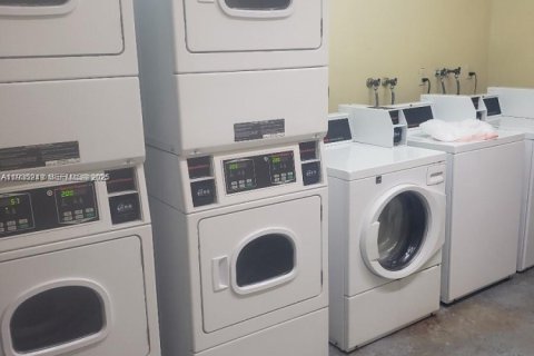 Condominio en venta en North Miami, Florida, 1 dormitorio, 75.81 m2 № 2035872 - foto 12