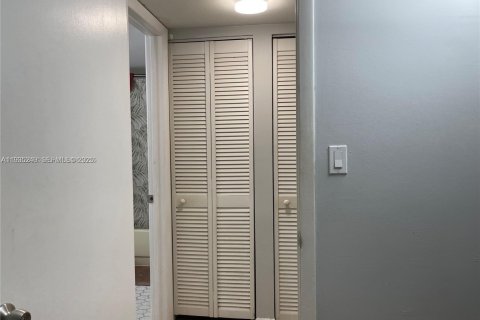 Condominio en venta en North Miami, Florida, 1 dormitorio, 75.81 m2 № 2035872 - foto 9