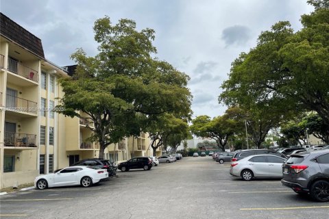 Condominio en venta en North Miami, Florida, 1 dormitorio, 75.81 m2 № 2035872 - foto 15