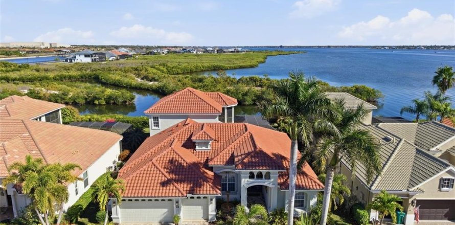 House in Palmetto, Florida 5 bedrooms, 326.64 sq.m. № 2097111