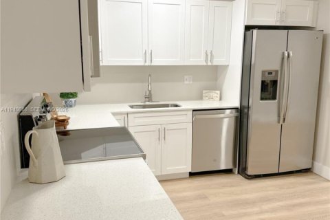 Купить коммерческую недвижимость в Форт-Лодердейл, Флорида 188.03м2, № 1997347 - фото 3