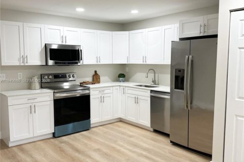 Купить коммерческую недвижимость в Форт-Лодердейл, Флорида 188.03м2, № 1997347 - фото 2