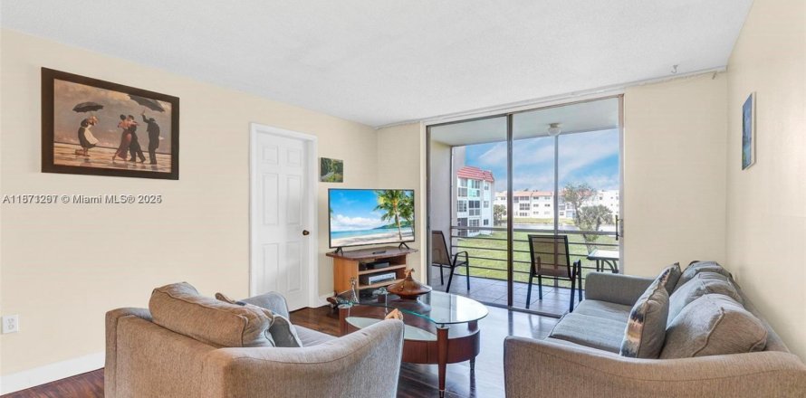 Кондоминиум с 2 спальнями в Санрайз, Флорида № 1927243