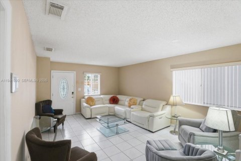 Casa en venta en Miami, Florida, 4 dormitorios, 160.81 m2 № 2001626 - foto 2