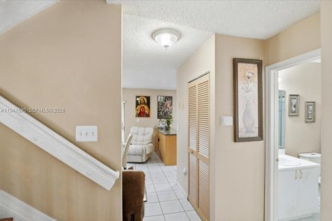 Casa en venta en Miami, Florida, 4 dormitorios, 160.81 m2 № 2001626 - foto 12