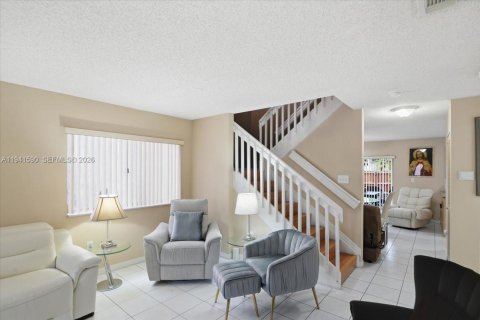 Casa en venta en Miami, Florida, 4 dormitorios, 160.81 m2 № 2001626 - foto 3