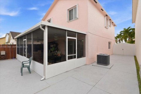 Casa en venta en Miami, Florida, 4 dormitorios, 160.81 m2 № 2001626 - foto 27