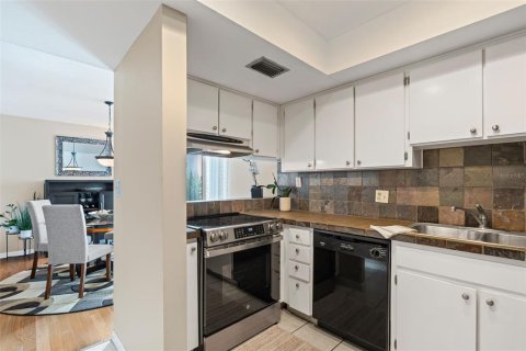 Townhouse in Tampa, Florida 3 bedrooms, 115.57 sq.m. № 1841516 - photo 13