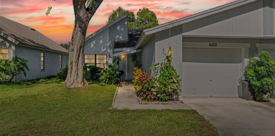 Townhouse in Tampa, Florida 3 bedrooms, 115.57 sq.m. № 1841516