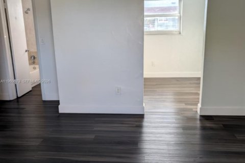 Appartement à louer à Miami, Floride: 2 chambres, 427.54 m2 № 2023498 - photo 2