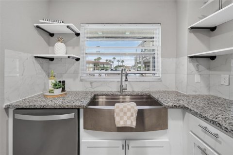 Condo in Apollo Beach, Florida, 2 bedrooms  № 2231002 - photo 15