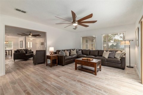 House in Ocala, Florida 3 bedrooms, 199.74 sq.m. № 216599 - photo 16