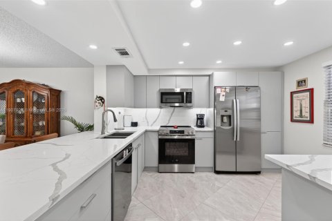 Купить кондоминиум в Коконат Крик, Флорида 2 спальни, 107.4м2, № 1964746 - фото 2