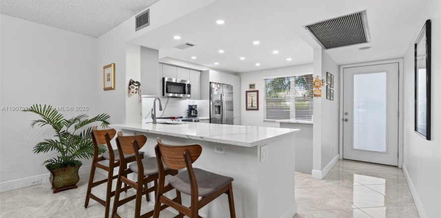 Кондоминиум с 2 спальнями в Коконат Крик, Флорида № 1964746