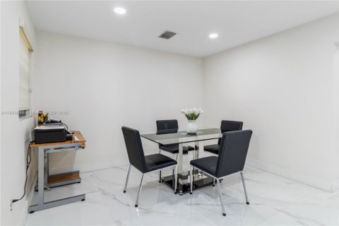 House in Miami Gardens, Florida 4 bedrooms, 201.97 sq.m. № 1888408 - photo 23