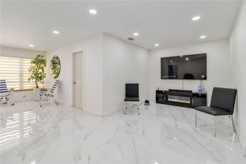 House in Miami Gardens, Florida 4 bedrooms, 201.97 sq.m. № 1888408 - photo 11