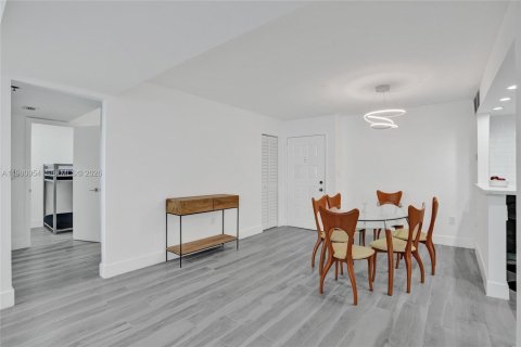 Copropriété à vendre à Hollywood, Floride: 2 chambres, 110.55 m2 № 2045452 - photo 18