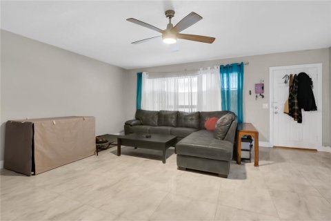 House in Apopka, Florida 4 bedrooms, 214.98 sq.m. № 1834726 - photo 3