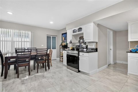 House in Apopka, Florida 4 bedrooms, 214.98 sq.m. № 1834726 - photo 8