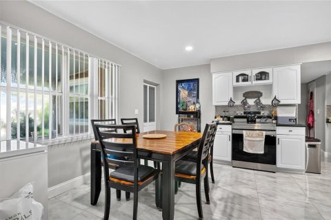 House in Apopka, Florida 4 bedrooms, 214.98 sq.m. № 1834726 - photo 6