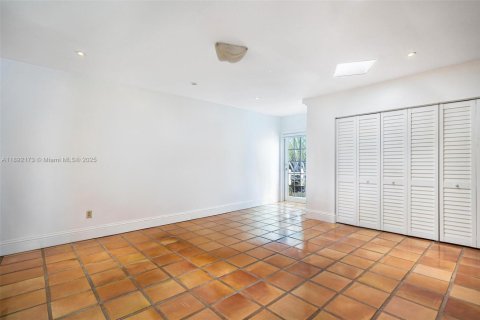 House in Miami, Florida 4 bedrooms, 362.23 sq.m. № 2039375 - photo 16