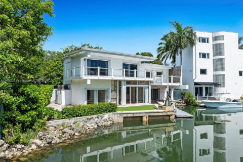 House in Miami, Florida 4 bedrooms, 362.23 sq.m. № 2039375 - photo 25