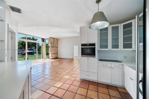 House in Miami, Florida 4 bedrooms, 362.23 sq.m. № 2039375 - photo 5