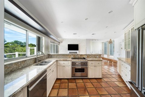 House in Miami, Florida 4 bedrooms, 362.23 sq.m. № 2039375 - photo 14