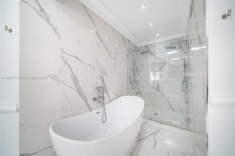 House in Miami, Florida 4 bedrooms, 362.23 sq.m. № 2039375 - photo 10