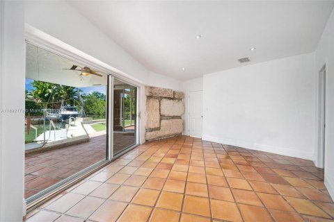 House in Miami, Florida 4 bedrooms, 362.23 sq.m. № 2039375 - photo 21
