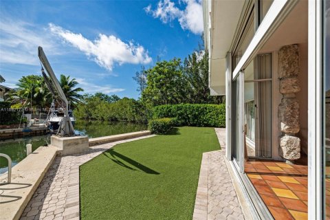 House in Miami, Florida 4 bedrooms, 362.23 sq.m. № 2039375 - photo 22