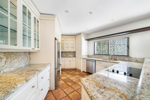 House in Miami, Florida 4 bedrooms, 362.23 sq.m. № 2039375 - photo 13