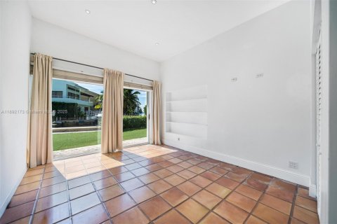 House in Miami, Florida 4 bedrooms, 362.23 sq.m. № 2039375 - photo 18