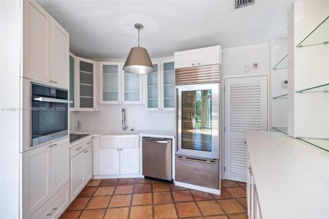 House in Miami, Florida 4 bedrooms, 362.23 sq.m. № 2039375 - photo 6