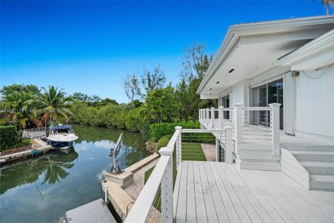 House in Miami, Florida 4 bedrooms, 362.23 sq.m. № 2039375 - photo 15