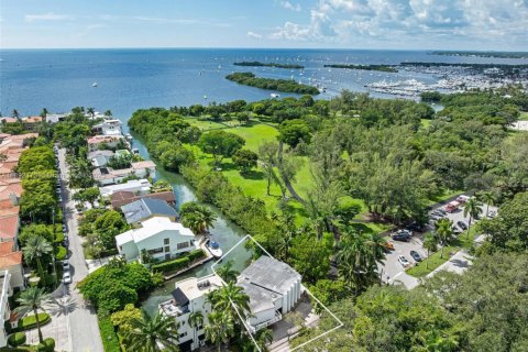 House in Miami, Florida 4 bedrooms, 362.23 sq.m. № 2039375 - photo 2