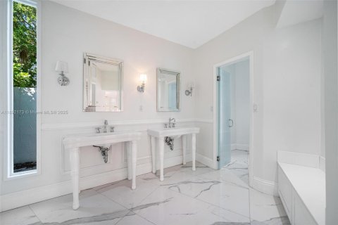 House in Miami, Florida 4 bedrooms, 362.23 sq.m. № 2039375 - photo 19