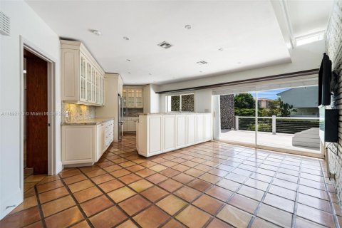 House in Miami, Florida 4 bedrooms, 362.23 sq.m. № 2039375 - photo 12