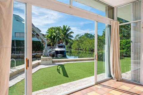 House in Miami, Florida 4 bedrooms, 362.23 sq.m. № 2039375 - photo 4