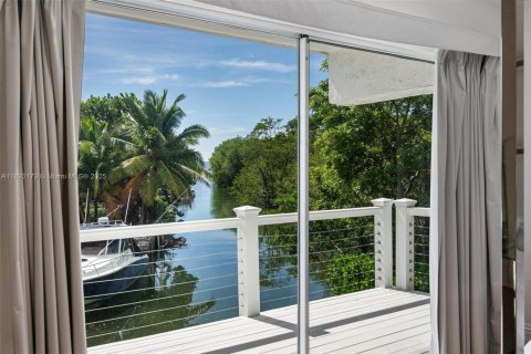 House in Miami, Florida 4 bedrooms, 362.23 sq.m. № 2039375 - photo 8